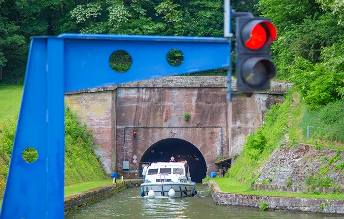Zufahrtsregelung am Tunnel beim Hebewerk Arzviller (Michael Mühlhausern - nautic-tours.de) Zufahrtsregelung am Tunnel